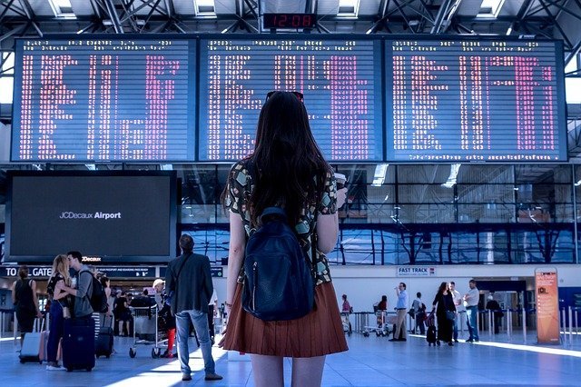 Chica de espaldas en un aeropuerto